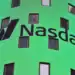 Pantallas de la bolsa de Wall Street mostrando el alza del Nasdaq y el S&P 500