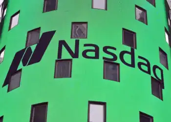 Panel electronico de la bolsa de Wall Street mostrando indices bursatiles al alza