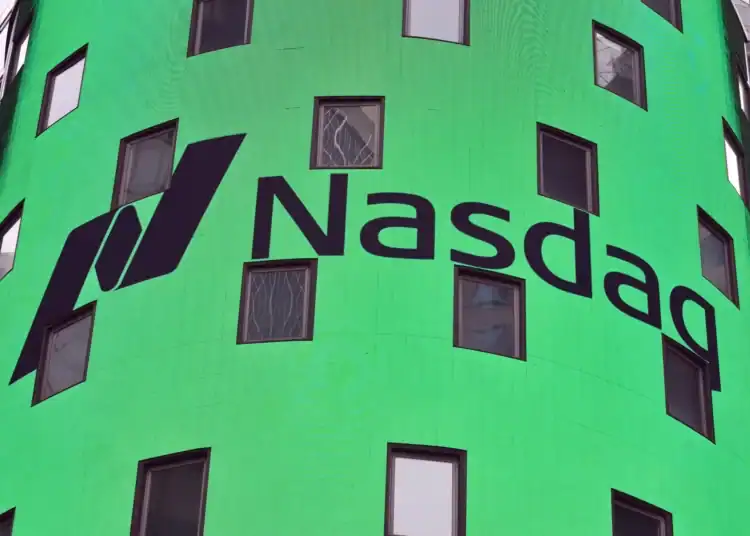 Panel electronico de la bolsa de Wall Street mostrando indices bursatiles al alza