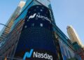 Tablero de la Bolsa de Nueva York con índices al alza tras los resultados de Microsoft