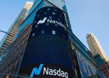 Tablero de la Bolsa de Nueva York con índices al alza tras los resultados de Microsoft