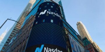 Tablero de la Bolsa de Nueva York con índices al alza tras los resultados de Microsoft