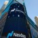 Tablero de la Bolsa de Nueva York con índices al alza tras los resultados de Microsoft