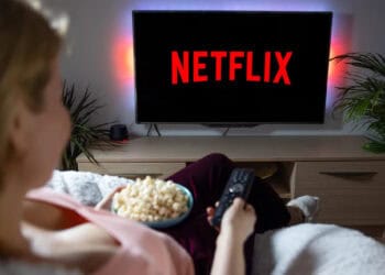 Pantalla con el logo de Netflix mostrando su catálogo de series y películas en un televisor