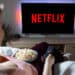 Pantalla con el logo de Netflix mostrando su catálogo de series y películas en un televisor