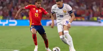 Jugadores de futbol con uniformes de Nike y Adidas durante un partido del Mundial 2026
