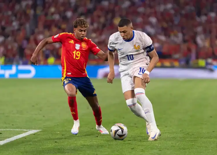 Jugadores de futbol con uniformes de Nike y Adidas durante un partido del Mundial 2026
