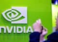 Centro de datos de inteligencia artificial con servidores conectados a chips de alto rendimiento
