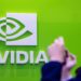 Centro de datos de inteligencia artificial con servidores conectados a chips de alto rendimiento