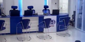 Fachada de una tienda de tecnología en Santo Domingo tras el anuncio de cierre de OAS Computer