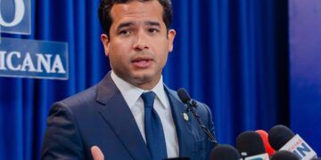 El senador Omar Fernández durante una declaración sobre política migratoria y control fronterizo