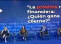 Usuario consulta servicios financieros digitales en su teléfono móvil ligado a la banca abierta