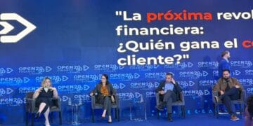 Usuario consulta servicios financieros digitales en su teléfono móvil ligado a la banca abierta