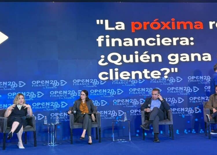 Usuario consulta servicios financieros digitales en su teléfono móvil ligado a la banca abierta