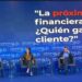 Usuario consulta servicios financieros digitales en su teléfono móvil ligado a la banca abierta