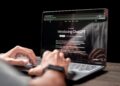 Pantalla con codigo de inteligencia artificial de OpenAI durante pruebas de seguridad en un entorno controlado