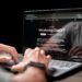 Pantalla con codigo de inteligencia artificial de OpenAI durante pruebas de seguridad en un entorno controlado