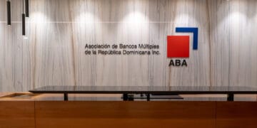 Persona realiza una transferencia bancaria digital desde su teléfono móvil en República Dominicana
