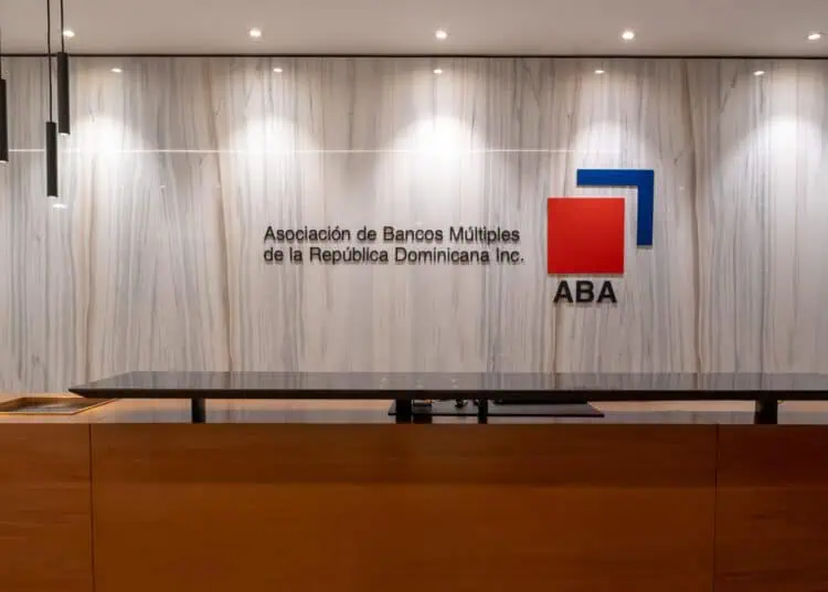 Persona realiza una transferencia bancaria digital desde su teléfono móvil en República Dominicana