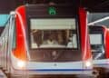 Tren del Metro de Santo Domingo detenido en un andén durante una interrupción del servicio