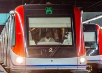 Tren del Metro de Santo Domingo detenido en un andén durante una interrupción del servicio