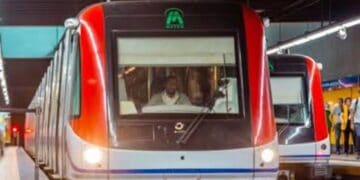 Tren del Metro de Santo Domingo detenido en un andén durante una interrupción del servicio