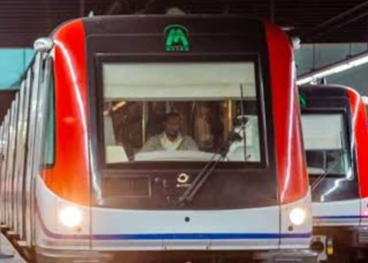 Tren del Metro de Santo Domingo detenido en un andén durante una interrupción del servicio