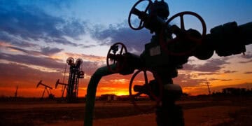 Barriles de petróleo y buques petroleros ante la tensión geopolítica en el Estrecho de Ormuz