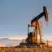 Barriles de petróleo y gráfico de precios al alza tras tensiones entre Estados Unidos e Irán