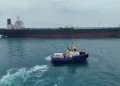 Buque petrolero cruzando el Estrecho de Ormuz con precios del crudo Brent en alza