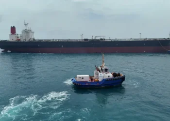 Buque petrolero cruzando el Estrecho de Ormuz con precios del crudo Brent en alza