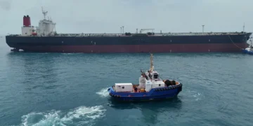 Buque petrolero cruzando el Estrecho de Ormuz con precios del crudo Brent en alza