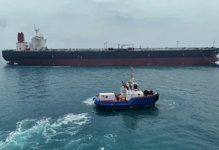 Buque petrolero cruzando el Estrecho de Ormuz con precios del crudo Brent en alza