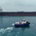 Buque petrolero cruzando el Estrecho de Ormuz con precios del crudo Brent en alza