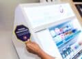 Comercio dominicano con material informativo sobre prohibición de venta de tabaco a menores de edad