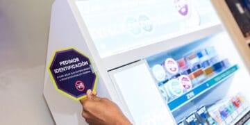 Comercio dominicano con material informativo sobre prohibición de venta de tabaco a menores de edad