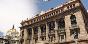 Actividad económica en México con sectores agrícola, industrial y de servicios en crecimiento