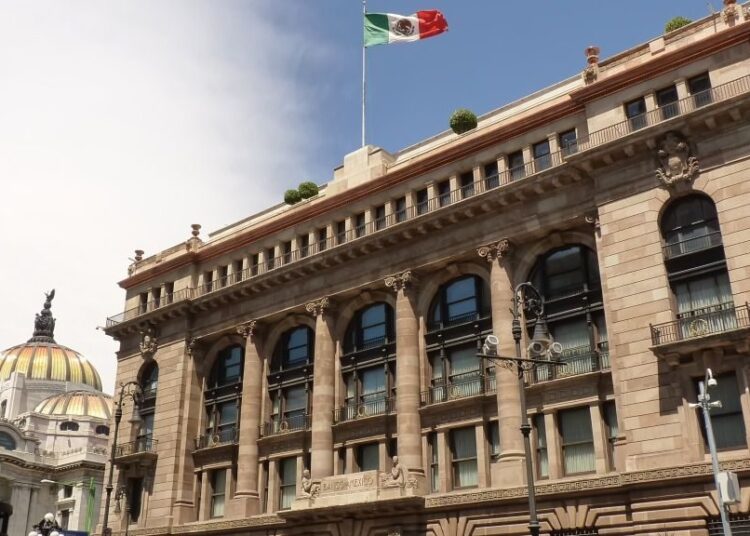 Actividad económica en México con sectores agrícola, industrial y de servicios en crecimiento