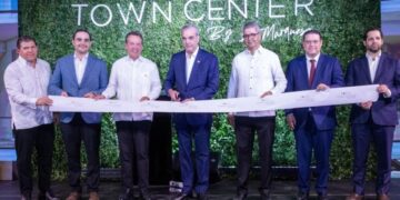 Fachada del complejo comercial Porto Town Center By La Marquesa en Arroyo Hondo durante su inauguración