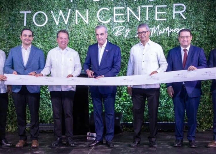 Fachada del complejo comercial Porto Town Center By La Marquesa en Arroyo Hondo durante su inauguración