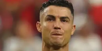 Cristiano Ronaldo abandona el terreno de juego emocionado tras la eliminación de Portugal ante España