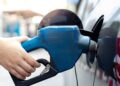 Surtidor de gasolina en una estación de combustibles en República Dominicana con precios en pesos