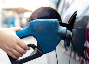 Surtidor de gasolina en una estación de combustibles en República Dominicana con precios en pesos