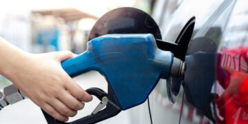 Surtidor de gasolina en una estación de combustibles en República Dominicana con precios en pesos