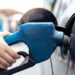 Surtidor de gasolina en una estación de combustibles en República Dominicana con precios en pesos