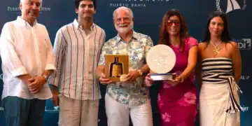 Veleros y lanchas navegando en la Bahía de Samaná durante un encuentro de deporte náutico