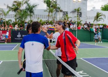 Jugadores de pickleball compitiendo en canchas al aire libre del Rafa Nadal Tennis Center en Punta Cana