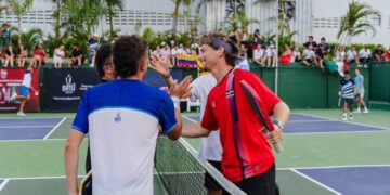 Jugadores de pickleball compitiendo en canchas al aire libre del Rafa Nadal Tennis Center en Punta Cana