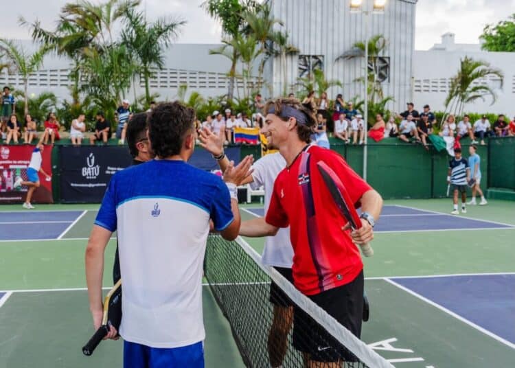 Jugadores de pickleball compitiendo en canchas al aire libre del Rafa Nadal Tennis Center en Punta Cana
