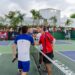 Jugadores de pickleball compitiendo en canchas al aire libre del Rafa Nadal Tennis Center en Punta Cana